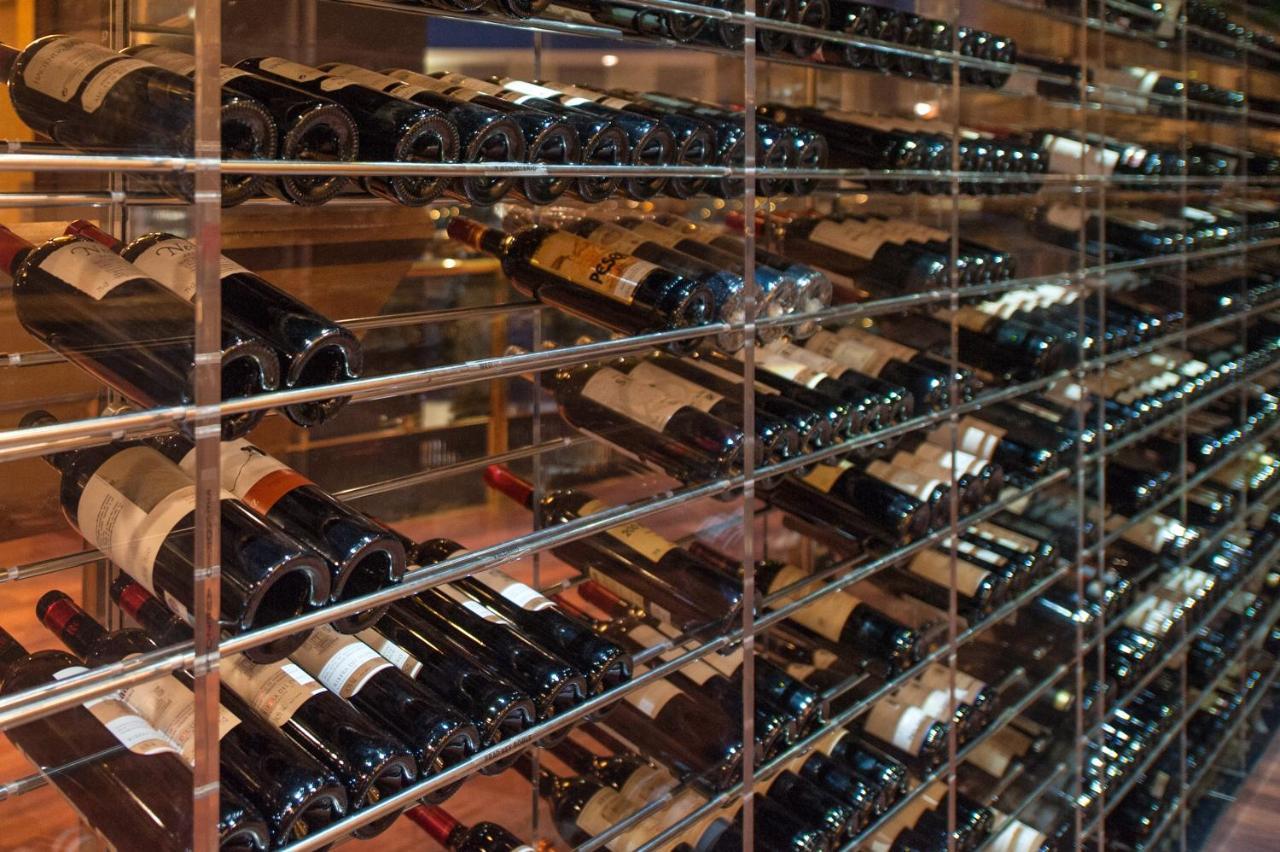 ホテル プラザ アンドラ・ラ・ベリャ エクステリア 写真 Wine bottles in a wine rack