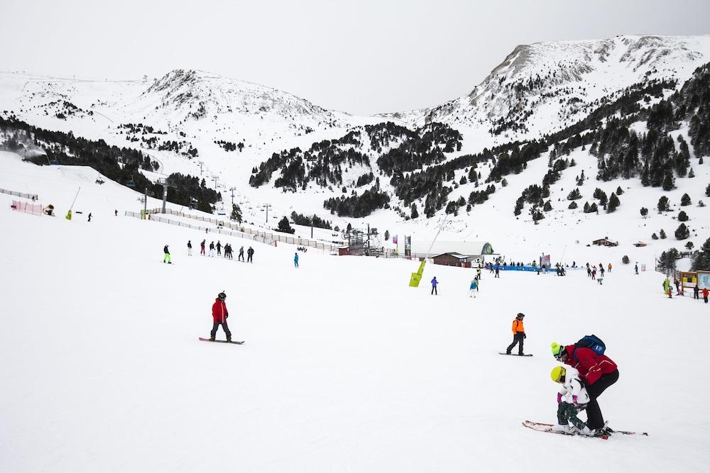 ホテル プラザ アンドラ・ラ・ベリャ エクステリア 写真 Skiing at the resort