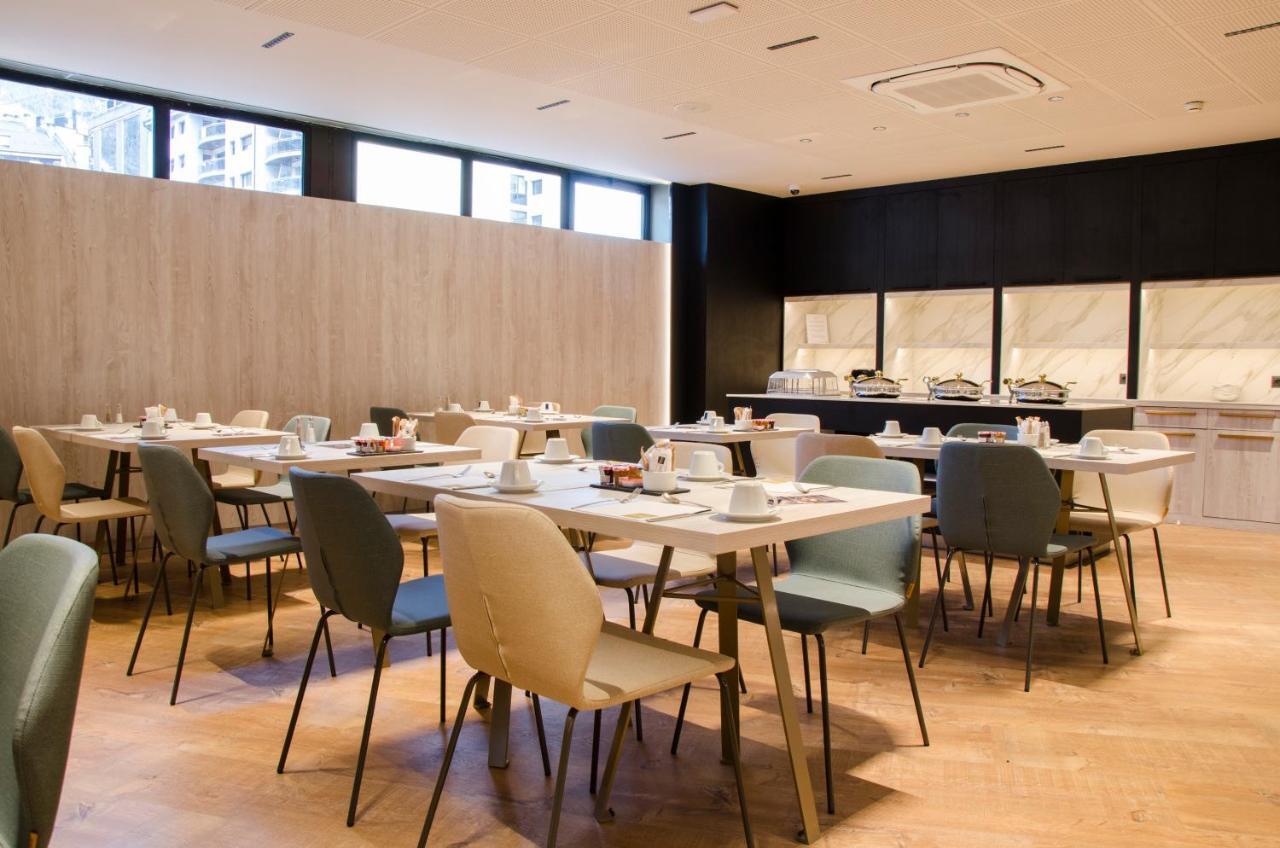 ホテル プラザ アンドラ・ラ・ベリャ エクステリア 写真 The dining room at the 2012 Olympic Village