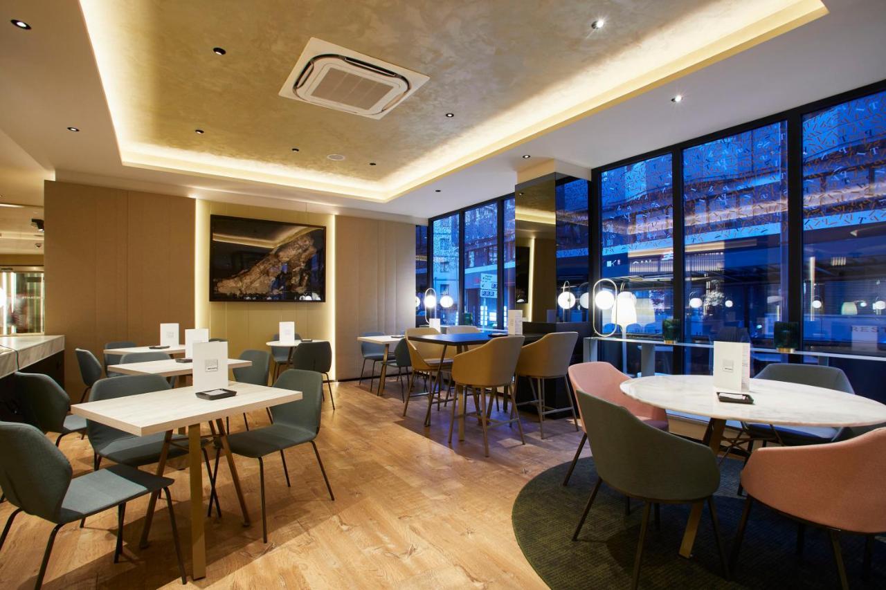 ホテル プラザ アンドラ・ラ・ベリャ エクステリア 写真 The lounge at London Heathrow Airport